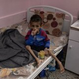 Selon le directeur de l'hôpital al-Chifa à Gaza-Ville, les décès de 21 enfants "morts de malnutrition ou de faim" ont été enregistrés en 72 heures dans différents établissements y compris le sien. "A chaque moment, de nouveaux cas de malnutrition et de famine parviennent aux hôpitaux de Gaza". KEYSTONE/EPA/HAITHAM IMAD